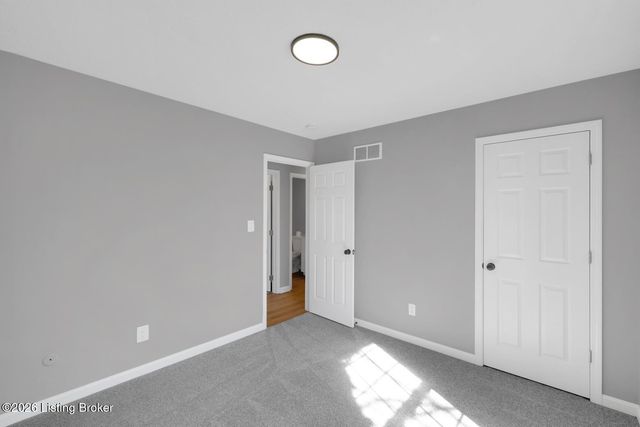 8000 Kenhurst Dr, Louisville, KY 40258