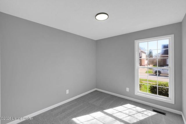 8000 Kenhurst Dr, Louisville, KY 40258