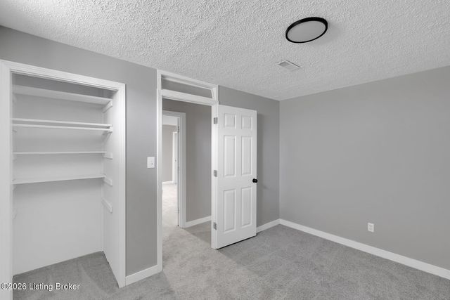 8000 Kenhurst Dr, Louisville, KY 40258