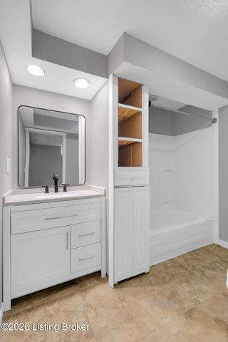 8000 Kenhurst Dr, Louisville, KY 40258