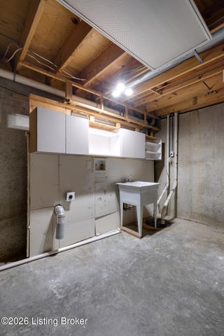 8000 Kenhurst Dr, Louisville, KY 40258