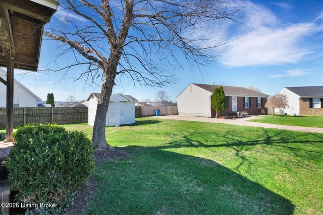 8000 Kenhurst Dr, Louisville, KY 40258