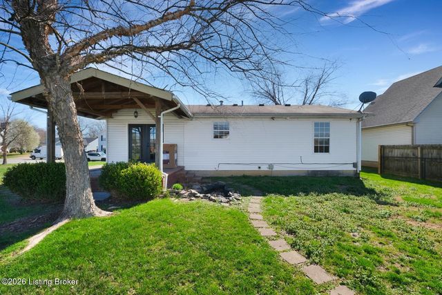 8000 Kenhurst Dr, Louisville, KY 40258