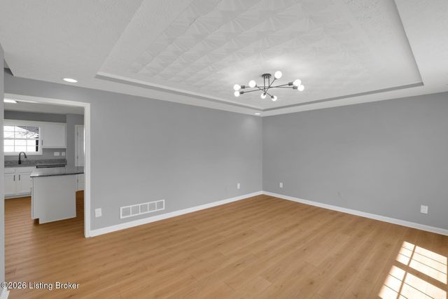 8000 Kenhurst Dr, Louisville, KY 40258