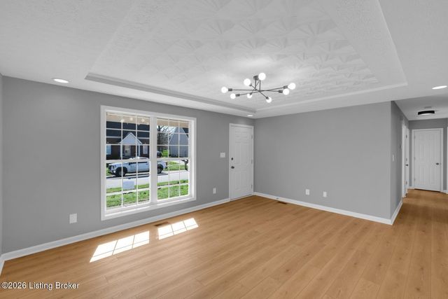 8000 Kenhurst Dr, Louisville, KY 40258