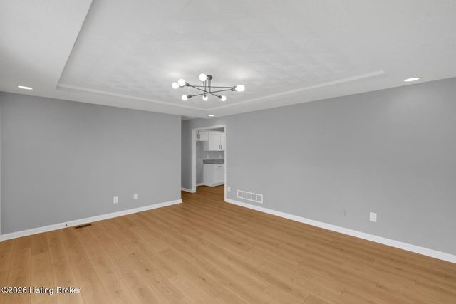 8000 Kenhurst Dr, Louisville, KY 40258