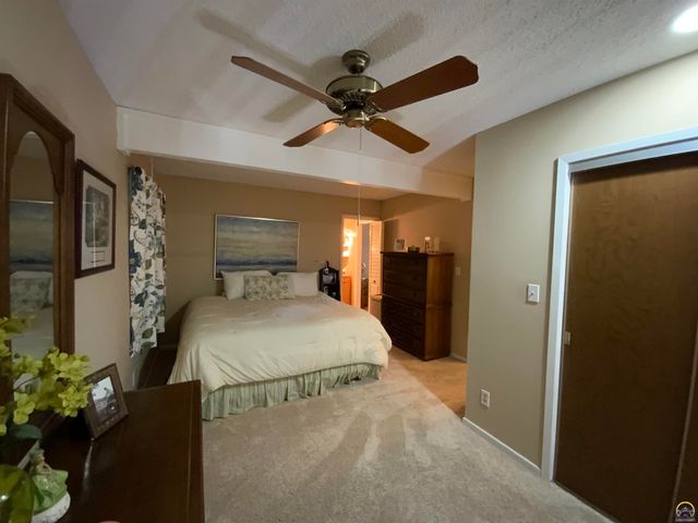 5700 SW Foxcroft North CIR, Topeka, KS 66614