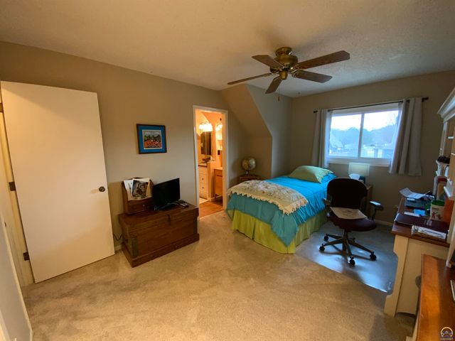 5700 SW Foxcroft North CIR, Topeka, KS 66614