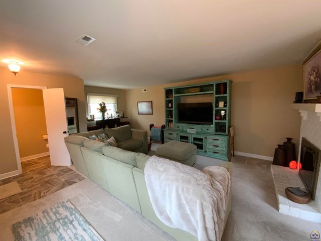 5700 SW Foxcroft North CIR, Topeka, KS 66614