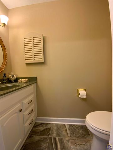 5700 SW Foxcroft North CIR, Topeka, KS 66614