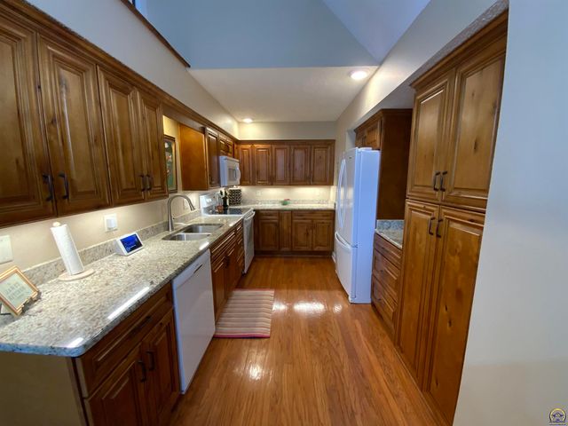 5700 SW Foxcroft North CIR, Topeka, KS 66614