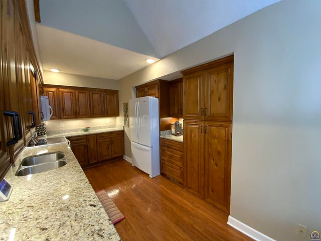 5700 SW Foxcroft North CIR, Topeka, KS 66614