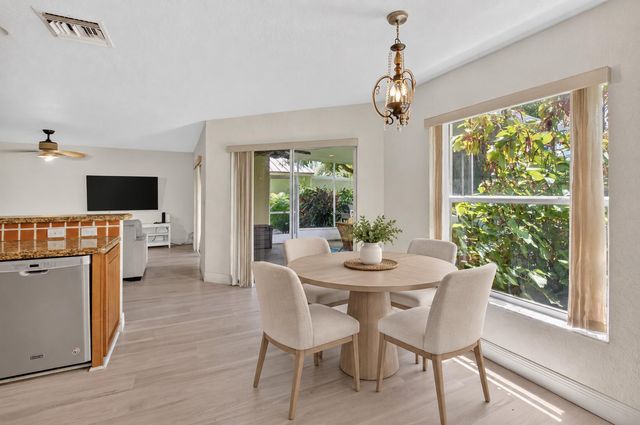 4060 SEA GRAPE Circle, Delray Beach, FL 33445