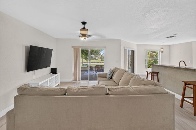 4060 SEA GRAPE Circle, Delray Beach, FL 33445