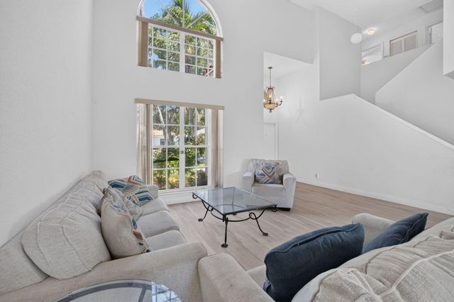 4060 SEA GRAPE Circle, Delray Beach, FL 33445