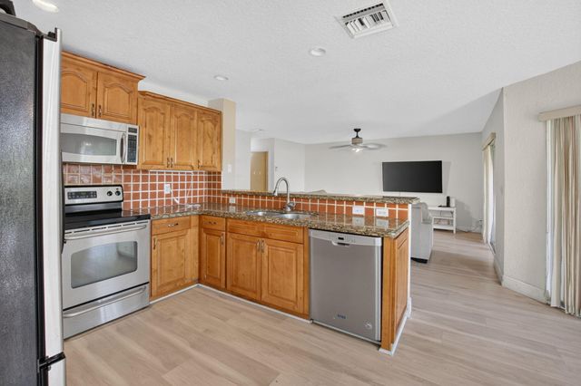4060 SEA GRAPE Circle, Delray Beach, FL 33445