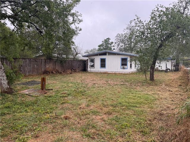 718 E Copano St, Mathis, TX 78368