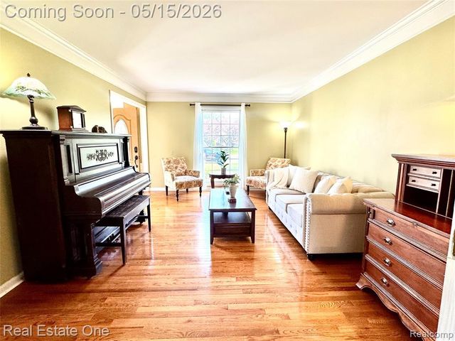 1725 Hillcrest Drive, Rochester Hills, MI 48306