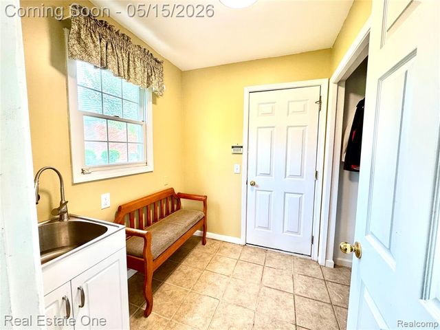 1725 Hillcrest Drive, Rochester Hills, MI 48306