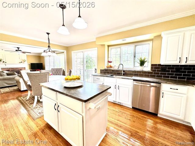 1725 Hillcrest Drive, Rochester Hills, MI 48306