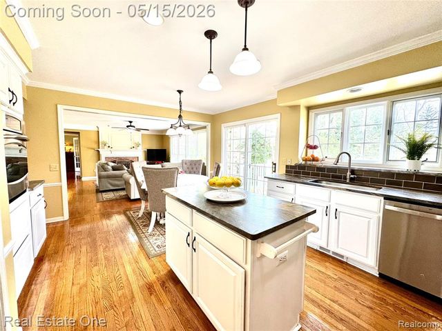 1725 Hillcrest Drive, Rochester Hills, MI 48306