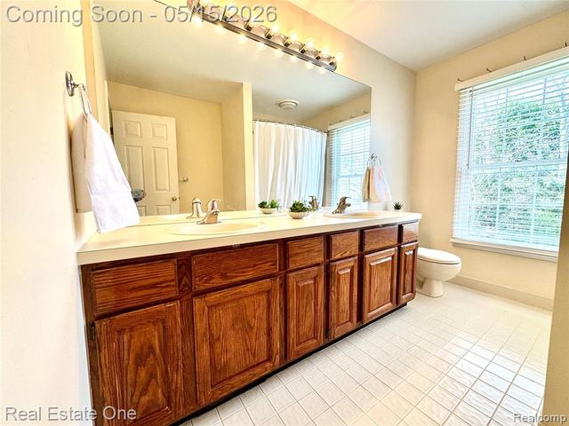 1725 Hillcrest Drive, Rochester Hills, MI 48306