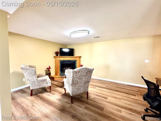 1725 Hillcrest Drive, Rochester Hills, MI 48306