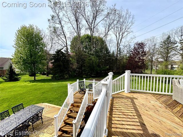 1725 Hillcrest Drive, Rochester Hills, MI 48306