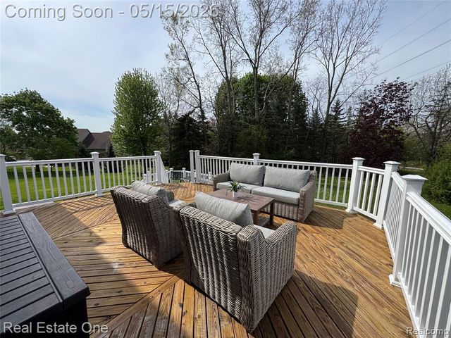 1725 Hillcrest Drive, Rochester Hills, MI 48306