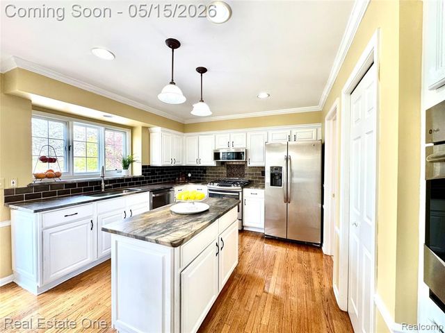 1725 Hillcrest Drive, Rochester Hills, MI 48306