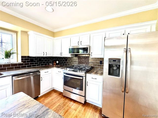 1725 Hillcrest Drive, Rochester Hills, MI 48306