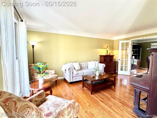 1725 Hillcrest Drive, Rochester Hills, MI 48306