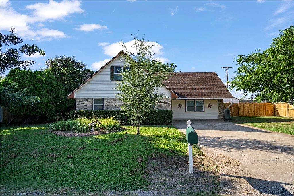 301 Spring Creek, Valley View, TX 76272