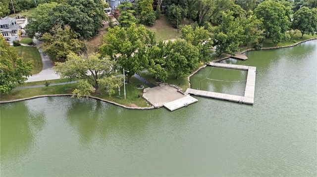 205 Lake Forest Drive, Bonner Springs, KS 66012