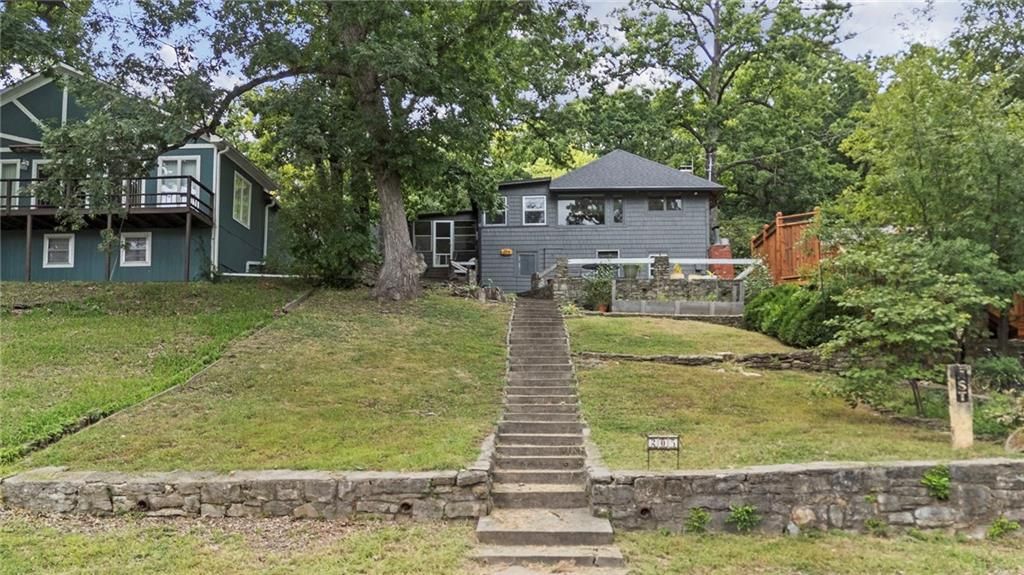 205 Lake Forest Drive, Bonner Springs, KS 66012