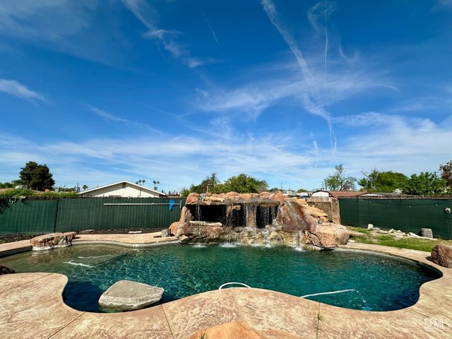 10404 Enger Street, Bakersfield, CA 93312