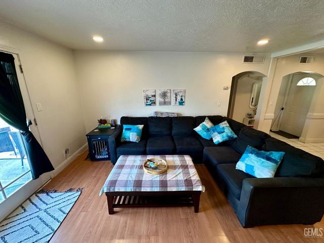 10404 Enger Street, Bakersfield, CA 93312