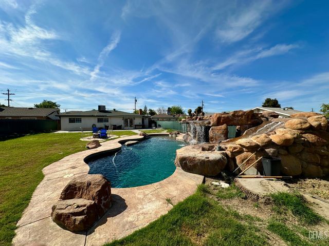 10404 Enger Street, Bakersfield, CA 93312