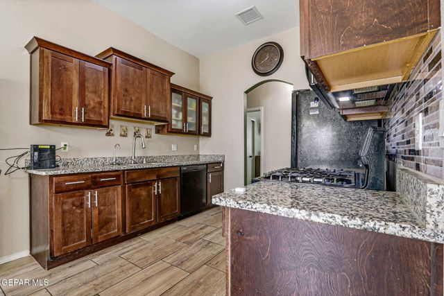 10128 Red Valley, Socorro, TX 79927