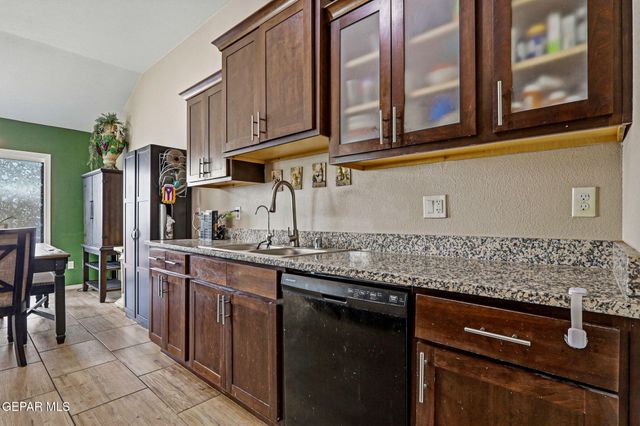10128 Red Valley, Socorro, TX 79927