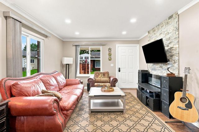 11819 Meadow Lane Drive, Warren, MI 48093