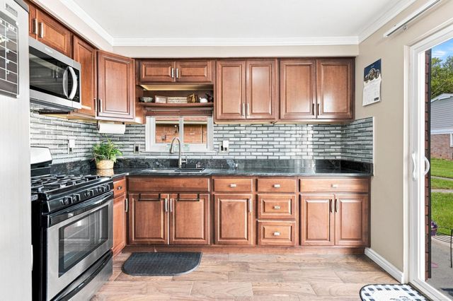 11819 Meadow Lane Drive, Warren, MI 48093