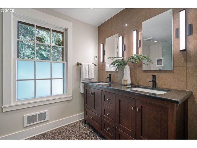 27017 Ne 44TH St, Camas, WA 98607
