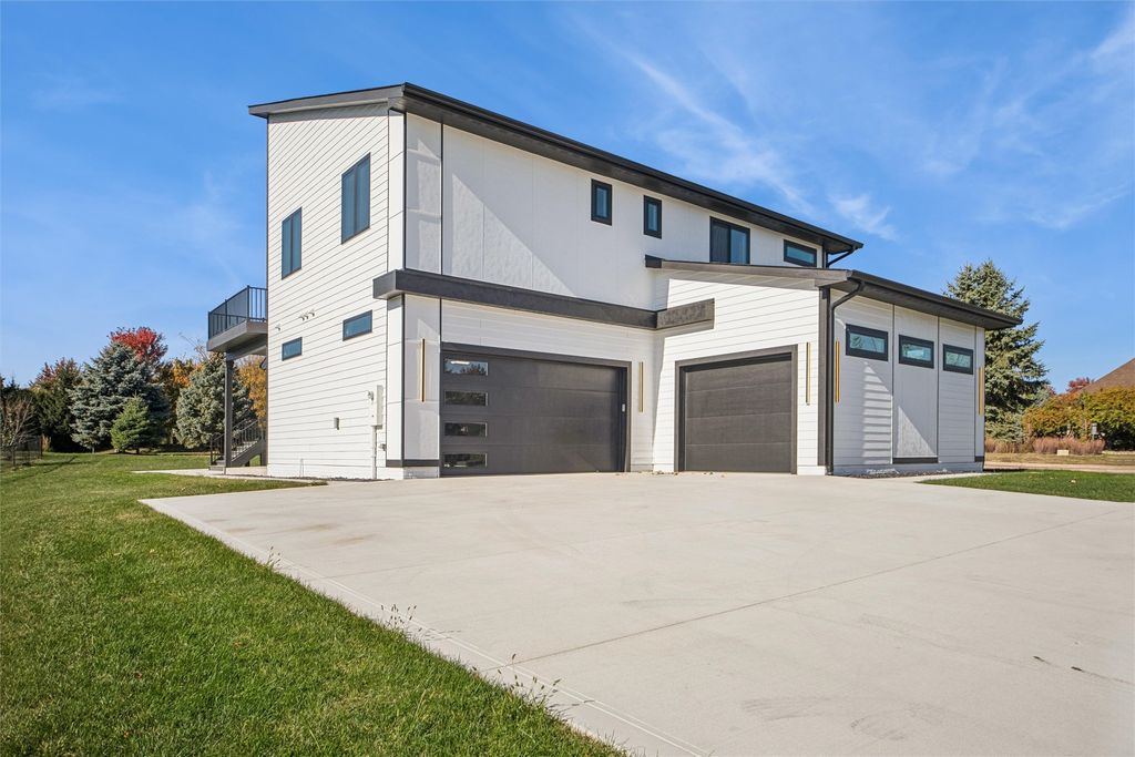 16538 Boston Parkway, Clive, IA 50325