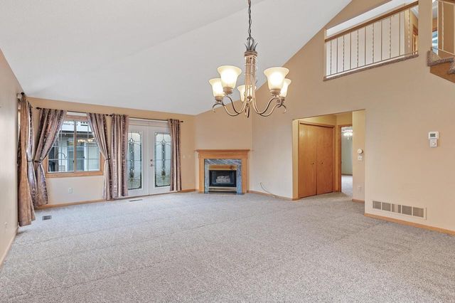 2909 Devonshire Circle E, Woodbury, MN 55125