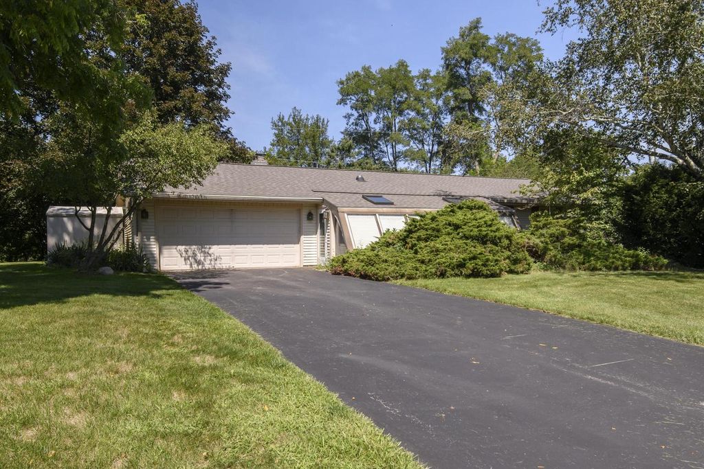 S87W27350 Ridgeway COURT, Mukwonago, WI 53149