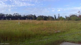 32 Cosmopolitan DR, Lehigh Acres, FL 33936