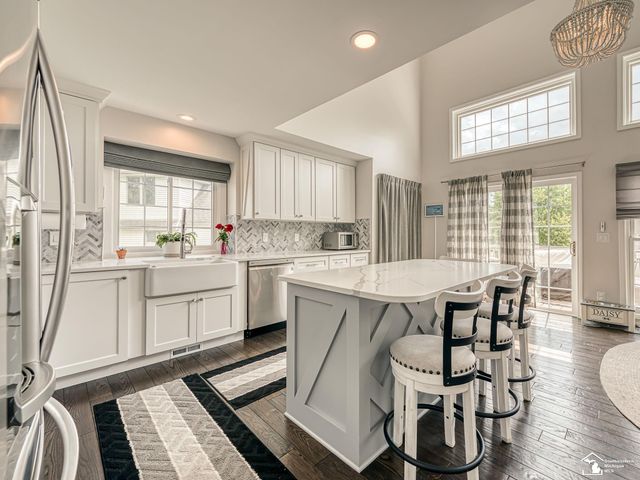 816 Regents Park Drive, Monroe, MI 48161