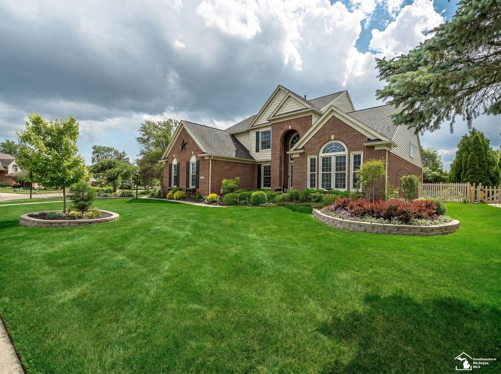 816 Regents Park Drive, Monroe, MI 48161