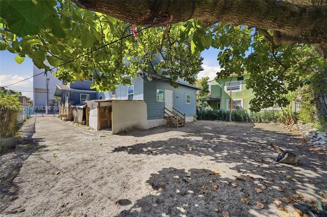 667 NW 1st St, Miami, FL 33128